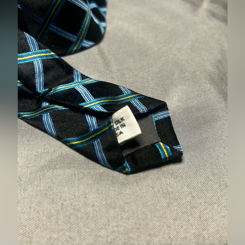Men’s Barneys New York Vintage Vtg 90s Blue White Geometric Silk Designer Tie - Picture 4 of 4